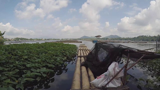 竹筏漂浮在受污染的湖面上