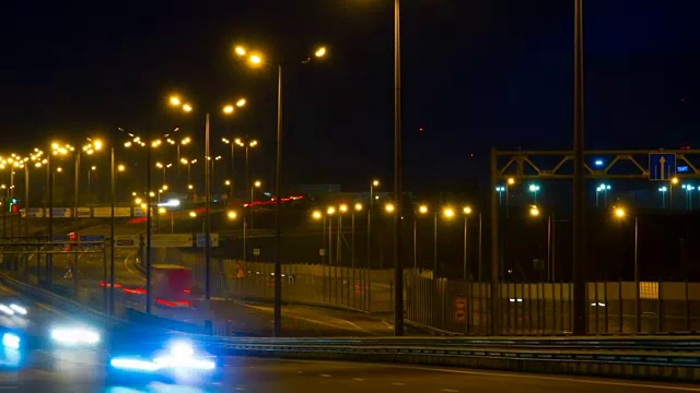 公路交通车辆在夜间时间流逝。汽车在桥上行驶的晚上时间流逝。4 k UHD。间隔拍摄。