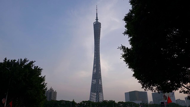 日落时分广州市著名的广州塔前行走4k中国全景