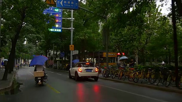 详情图-雨天上海城市交通街道全景4k中国