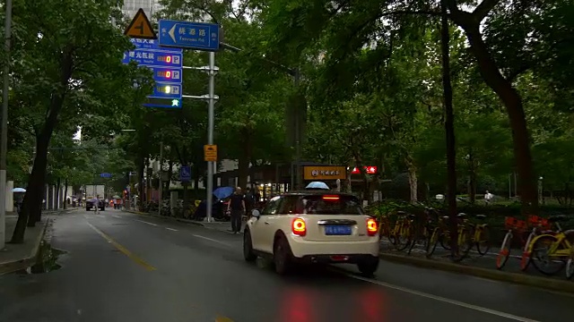 详情图-雨天上海城市交通街道全景4k中国