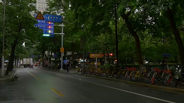 详情图-雨天上海城市交通街道全景4k中国