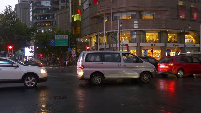 暮色照亮了上海城市交通街道全景4k中国