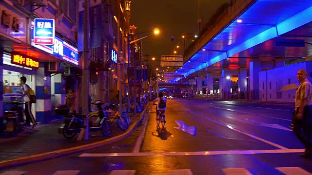 夜光照亮了上海城市交通街道路口下全景4k中国