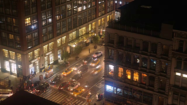 高角度的曼哈顿交通夜景