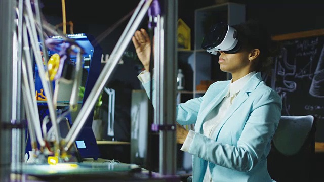 詳情圖-戴著VR眼鏡在實驗室工作的科學(xué)家