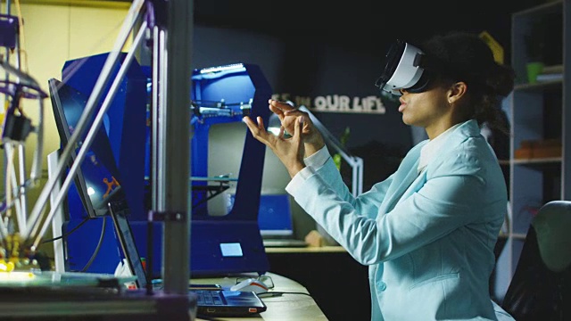 詳情圖-戴著VR眼鏡在實驗室工作的科學(xué)家