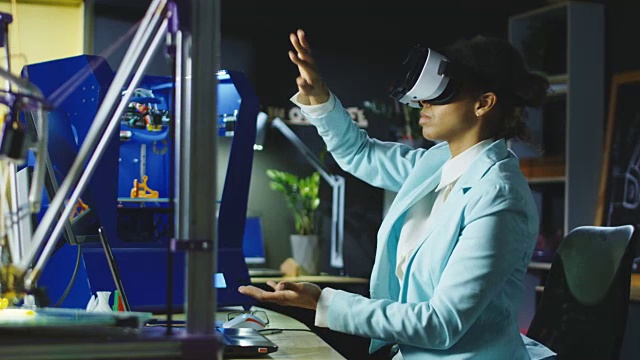 詳情圖-戴著VR眼鏡在實驗室工作的科學(xué)家