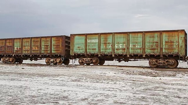 盐湖上生锈的旧火车