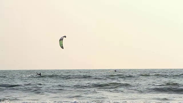 风筝滑板爱好者喜欢在海上冲浪