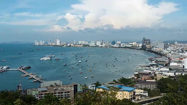 全景芭堤雅城市海滩在Pratumnak观点。间隔拍摄。泰国,芭堤雅,亚洲