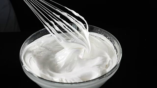 鲜奶油。鲜奶油搅拌。鲜奶油和搅拌机。