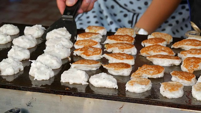 红红的煎饼在街上炸着。泰国菜。亚洲街头食品