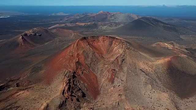 在西班牙加那利群岛兰萨罗特提曼法亚国家公园附近的火山周围飞行