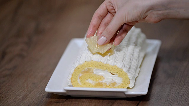 用菠萝甜蛋糕卷装饰