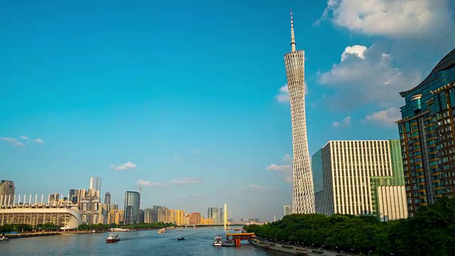 阳光明媚的一天广州市湾广州塔步行全景4k时间流逝中国