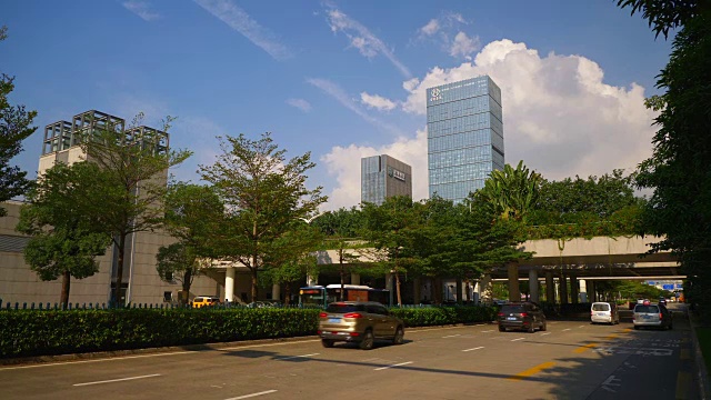阳光明媚的傍晚深圳市市中心交通街道慢镜头全景4k中国