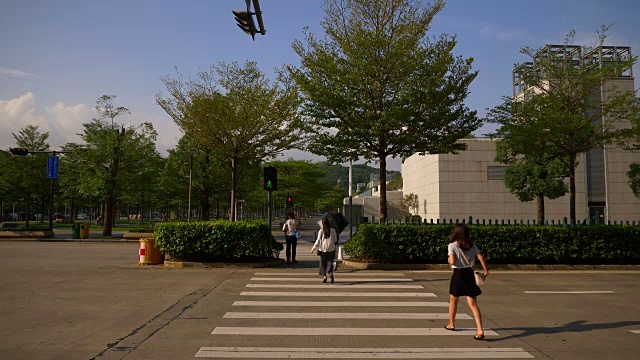 阳光明媚的一天深圳市市民中心公园人行横道慢镜头观看4k中国