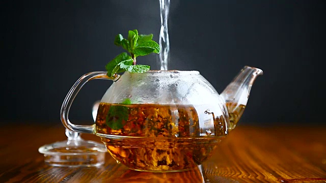 詳情圖-玻璃茶壺里的熱茶
