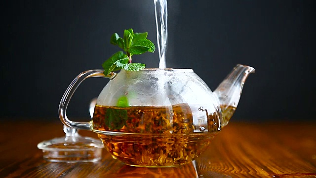 詳情圖-玻璃茶壺里的熱茶