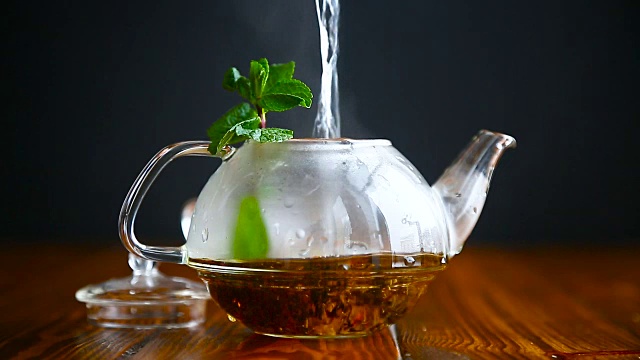 詳情圖-玻璃茶壺里的熱茶