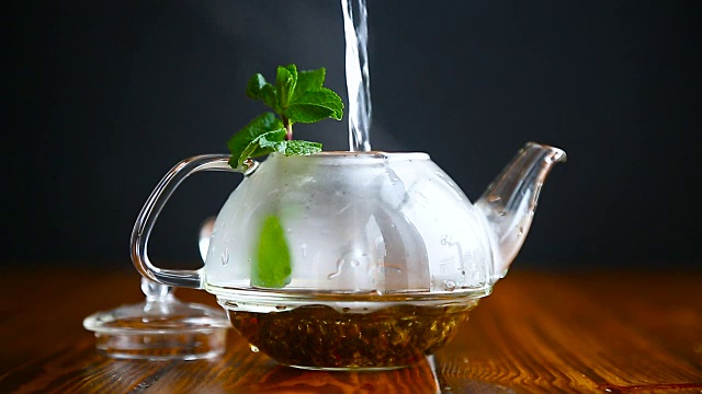詳情圖-玻璃茶壺里的熱茶