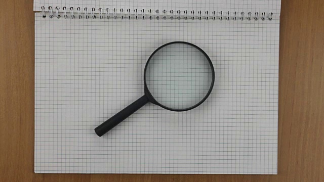 用放大镜学习。打开记事本开始工作