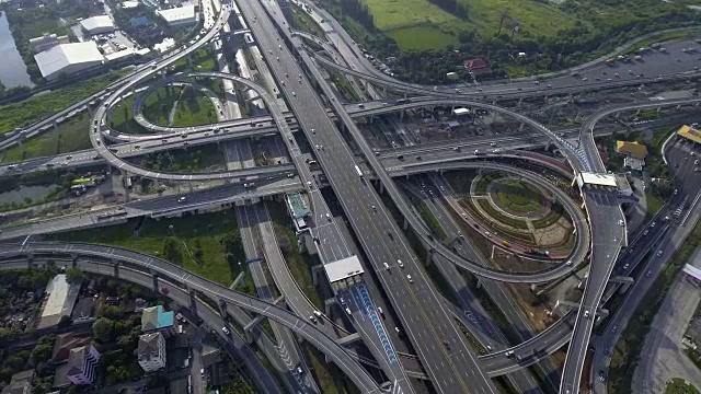 城市交通繁忙、道路超速的高速公路立交鸟瞰图