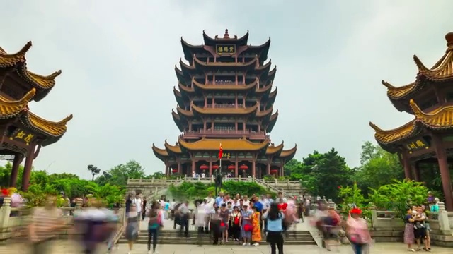 阳光明媚的一天武汉市著名的黄鹤主寺拥挤的正面全景4k时间流逝中国