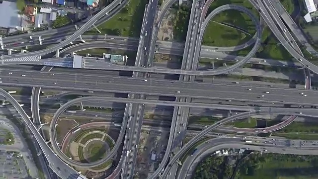 詳情圖-城市交通繁忙、道路超速的高速公路立交鳥瞰圖