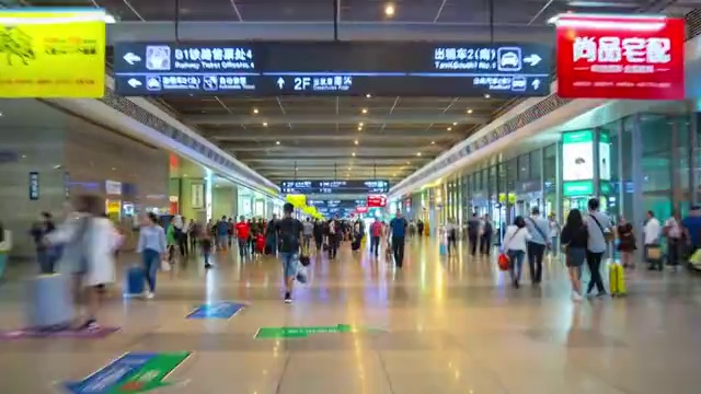 武汉市火车站拥挤的大厅全景4k时间流逝中国