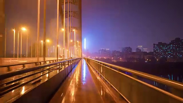 夜光照亮武汉城著名的青川大桥，步行侧全景4k时间流逝中国