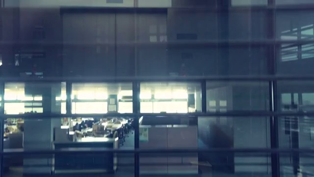 现代办公大楼的移动电梯。