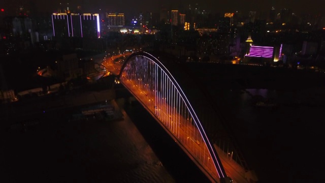 夜光照亮武汉市内著名的交通大桥，航拍4k中国全景