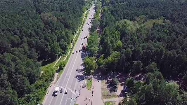 詳情圖-鳥瞰圖的道路在美麗的秋天森林日落。美麗的風(fēng)景與空曠的鄉(xiāng)村道路，樹木與綠色，紅色和橙色的葉子。高速公路穿過公園。俯視圖從飛行的無人機(jī)。夾。鄉(xiāng)間小路