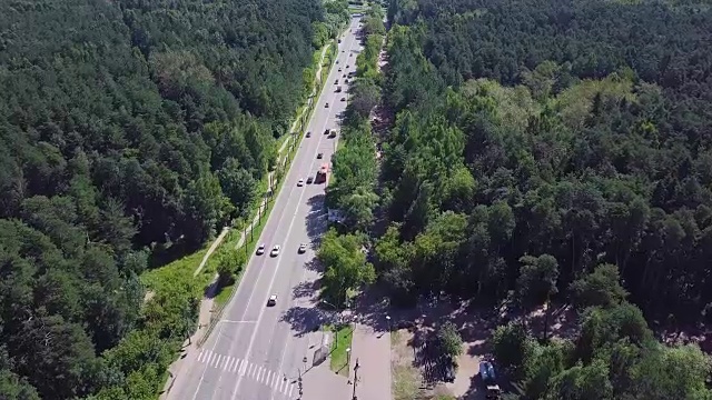 詳情圖-鳥瞰圖的道路在美麗的秋天森林日落。美麗的風(fēng)景與空曠的鄉(xiāng)村道路，樹木與綠色，紅色和橙色的葉子。高速公路穿過公園。俯視圖從飛行的無人機(jī)。夾。鄉(xiāng)間小路