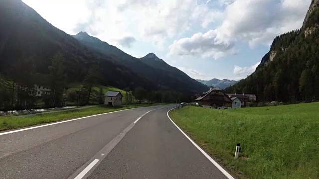 奥地利，骑摩托车的人在风景优美的山路上。第一人称视角