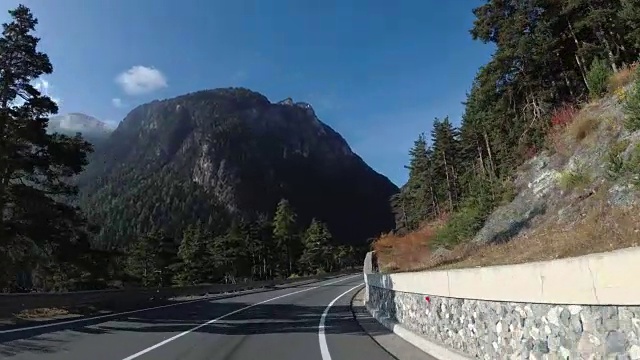 骑摩托车的人在欧洲美丽的风景山路上。第一个人的观点