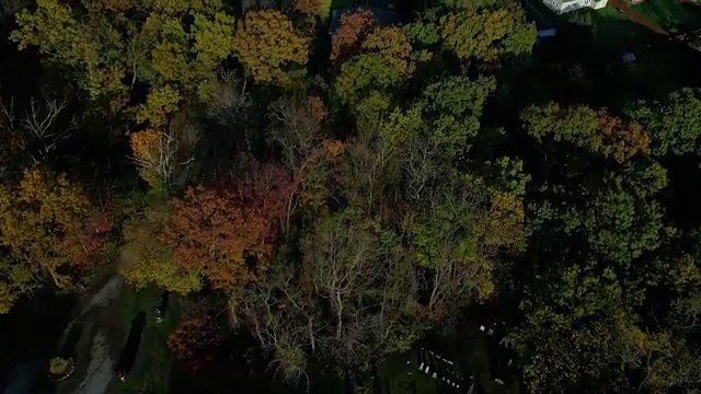 倾斜空中飞行，秋季典型的宾夕法尼亚社区