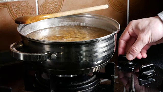 把鹰嘴豆放在炉子上的锅里煮。