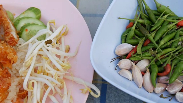 泰国菜。豌豆荚饭，炸脆鸡面包