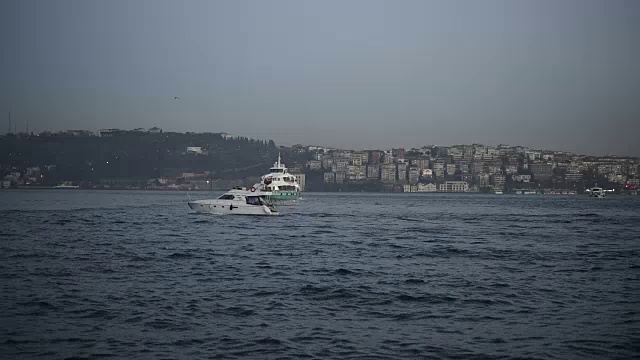 土耳其伊斯坦布尔博斯普鲁斯海峡的一艘渡船
