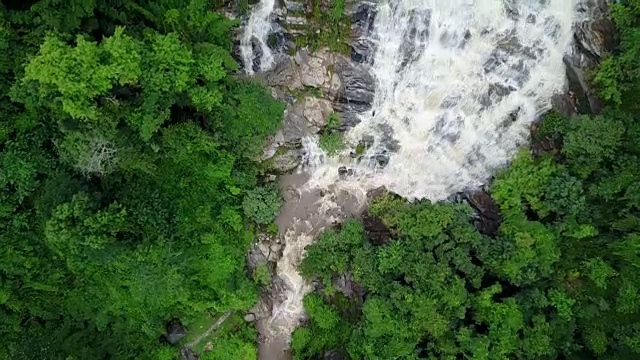 鸟瞰图，泰国清迈热带雨林中的梅雅瀑布。