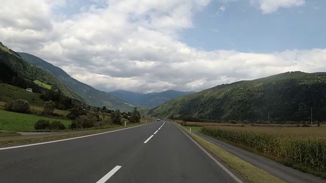 在奥地利，骑摩托车的旅行者在风景优美的山路上骑行