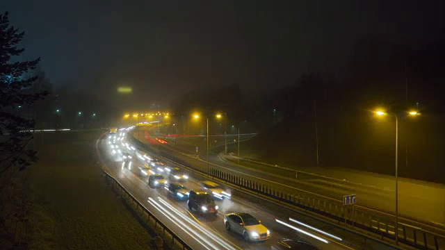 雾中高速公路上堵车，延时