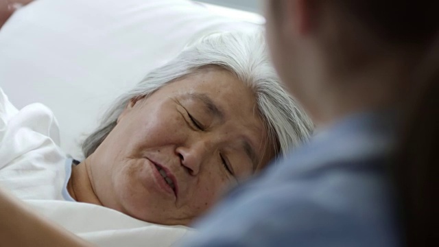 快乐的老年病人拥抱孙女