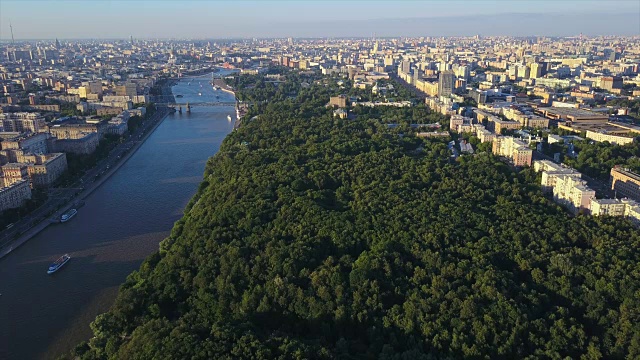 俄罗斯日落时间莫斯科城市景观著名的高尔基公园河边航拍全景4k