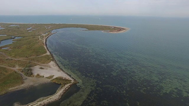 海湾鸟瞰图与游艇在地平线上