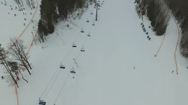 白俄罗斯冬季森林河滑雪缆车站基地乘坐空中全景图4k白俄罗斯