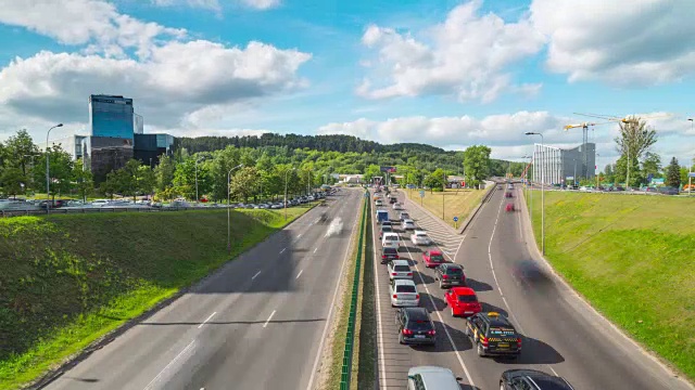 晚上城市高速公路上的交通堵塞，延时播放